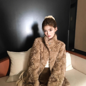 Palton de blană sintetică pentru femei, cu guler înalt, mâneci lungi, lungime 50–65 cm, poliester.
