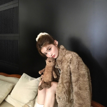 Palton de blană sintetică pentru femei, cu guler înalt, mâneci lungi, lungime 50–65 cm, poliester.