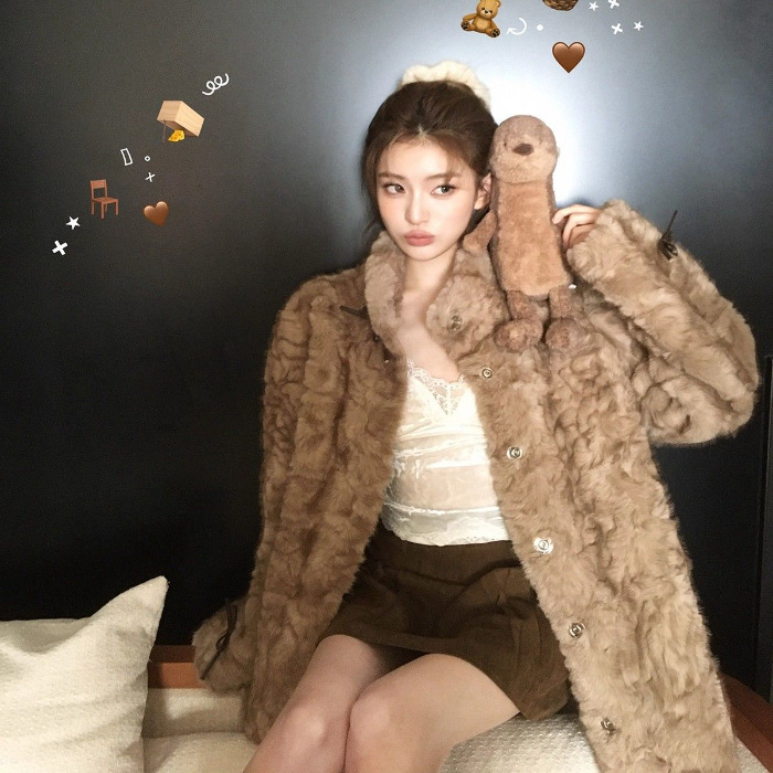 Palton de blană sintetică pentru femei, cu guler înalt, mâneci lungi, lungime 50–65 cm, poliester.