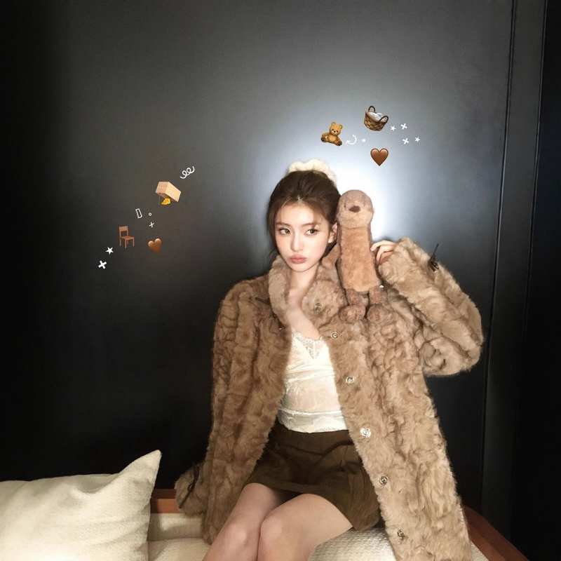 Palton de blană sintetică pentru femei, cu guler înalt, mâneci lungi, lungime 50–65 cm, poliester.