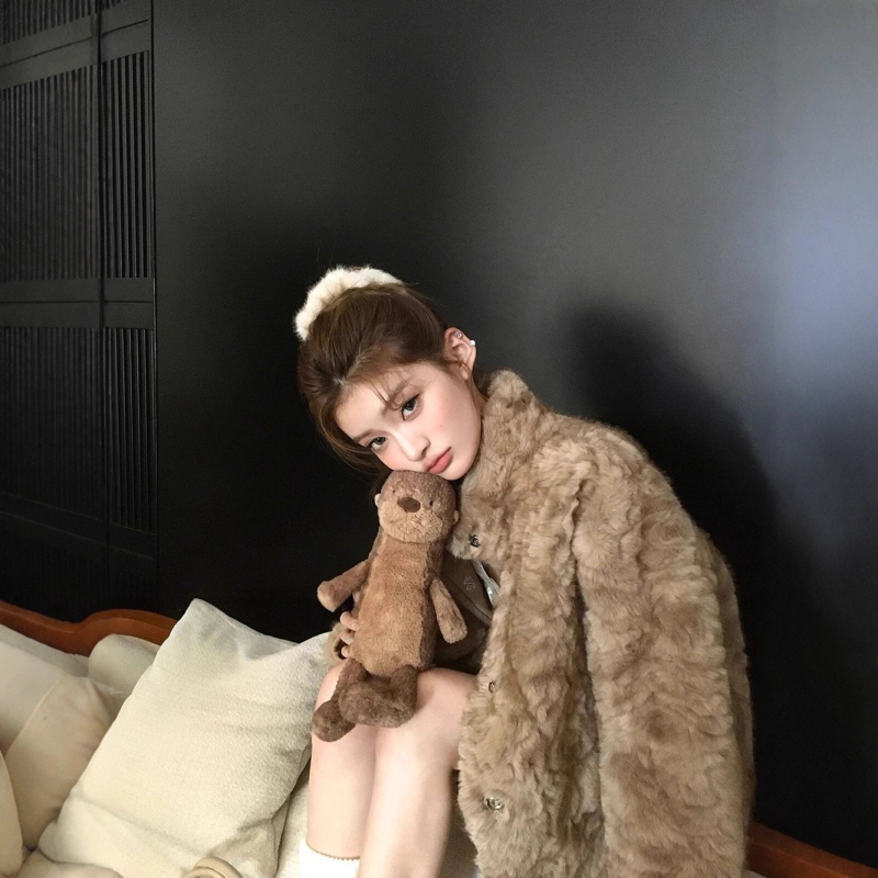 Palton de blană sintetică pentru femei, cu guler înalt, mâneci lungi, lungime 50–65 cm, poliester.