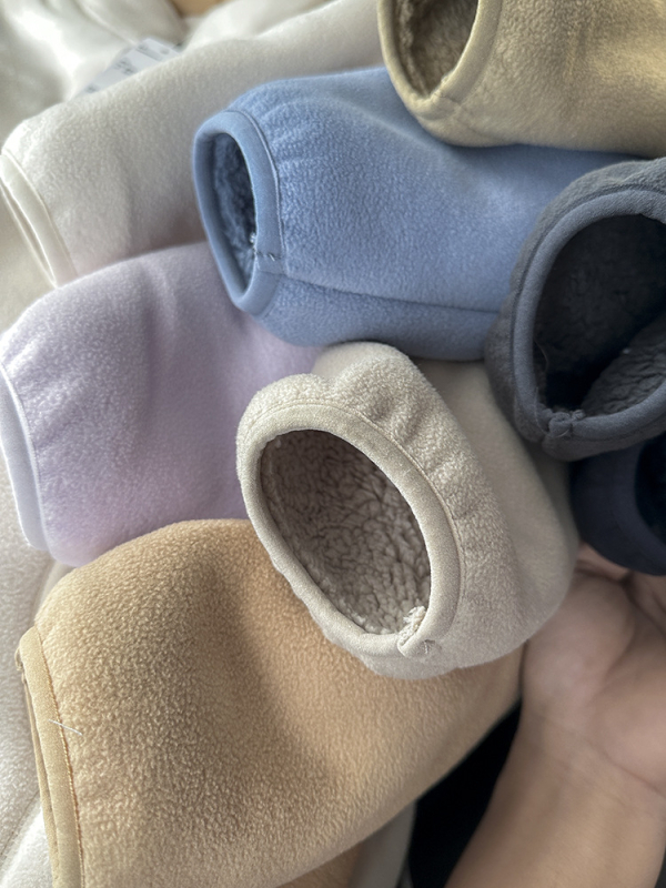 Polár fleece kabát dupla rétegű kivitelben, cipzáros záródás, álló gallér, lazán szabott