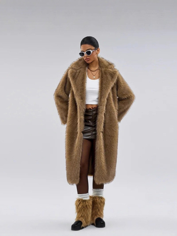 Palton lung din blană artificială pentru femei, guler stil costum, lungime 80–100 cm, colecția Toamnă 2025, mâneci lungi