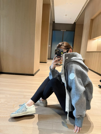 Geacă bomber cu glugă, din amestec de lână cu Lyocell, căptușeală din fleece, guler înalt, fermoar, croială casual lejeră