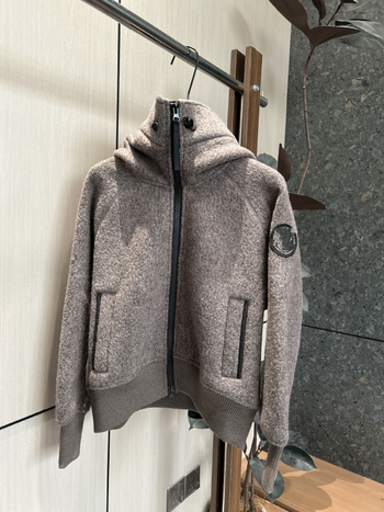 Geacă bomber cu glugă, din amestec de lână cu Lyocell, căptușeală din fleece, guler înalt, fermoar, croială casual lejeră