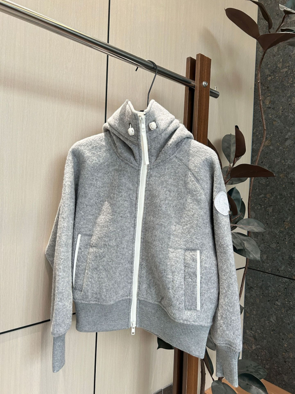 Geacă bomber cu glugă, din amestec de lână cu Lyocell, căptușeală din fleece, guler înalt, fermoar, croială casual lejeră