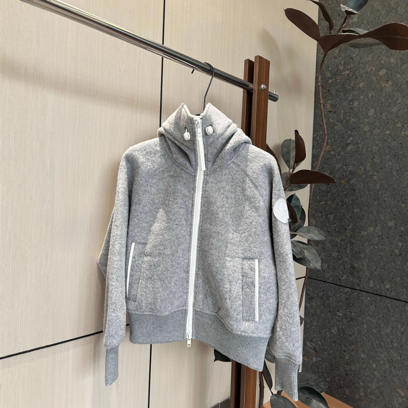 Geacă bomber cu glugă, din amestec de lână cu Lyocell, căptușeală din fleece, guler înalt, fermoar, croială casual lejeră