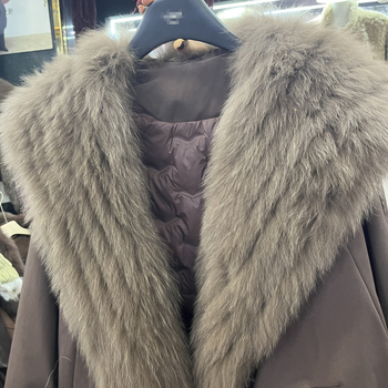 Ženska parka jakna od lisje dlake, s krznom ovratnikom, jesen 2025, urbani street style