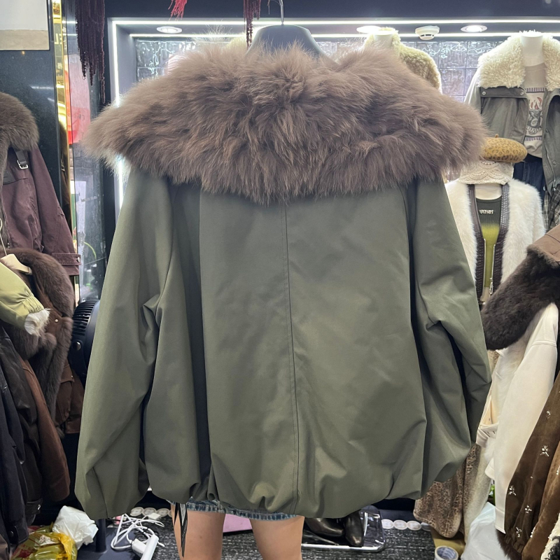 Ženska parka jakna od lisje dlake, s krznom ovratnikom, jesen 2025, urbani street style
