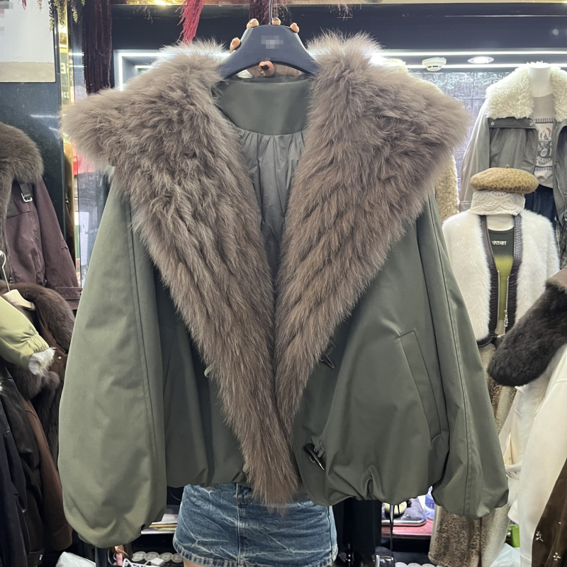 Ženska parka jakna od lisje dlake, s krznom ovratnikom, jesen 2025, urbani street style