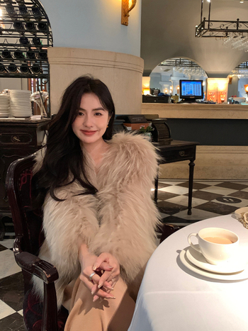 Palton din blană artificială, lungime medie, decolteu în V, mâneci lungi, stil socialite