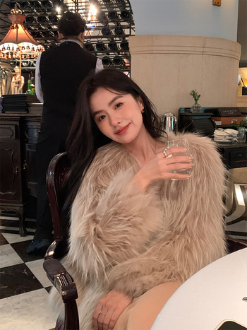 Palton din blană artificială, lungime medie, decolteu în V, mâneci lungi, stil socialite