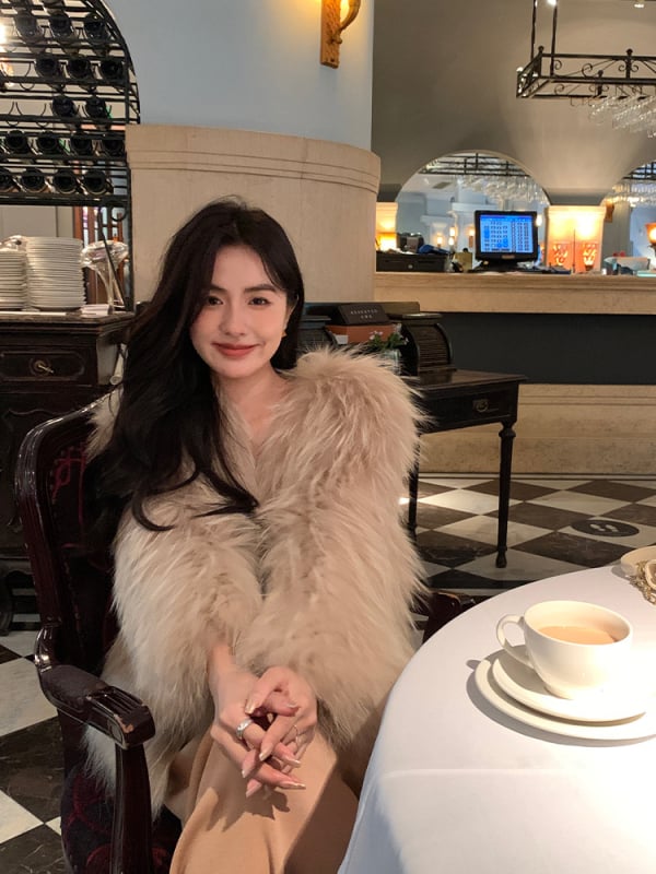 Palton din blană artificială, lungime medie, decolteu în V, mâneci lungi, stil socialite