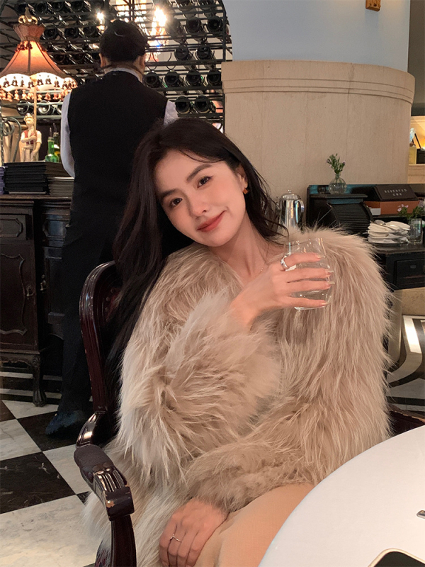 Palton din blană artificială, lungime medie, decolteu în V, mâneci lungi, stil socialite