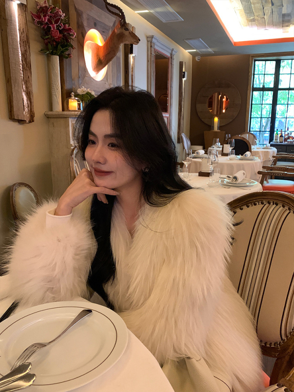 Palton din blană artificială, lungime medie, decolteu în V, mâneci lungi, stil socialite