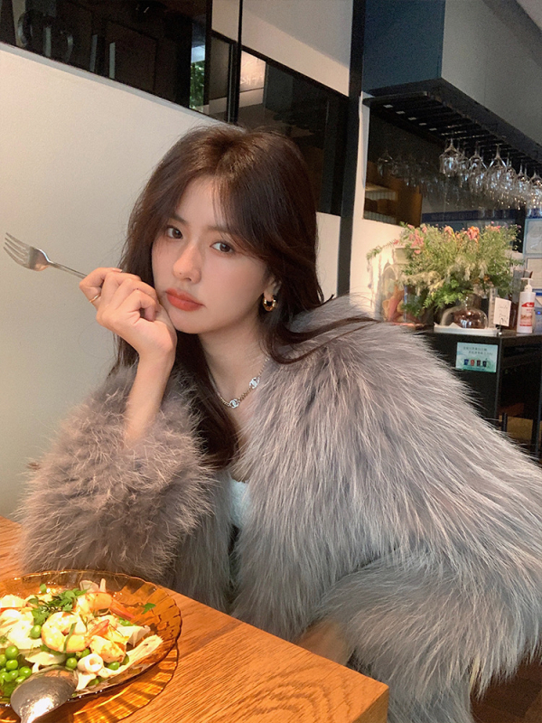 Palton din blană artificială, lungime medie, decolteu în V, mâneci lungi, stil socialite