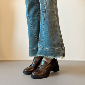 Mocasini femei – vârf rotund, deschidere adâncă, toc gros 6–8 cm, talpă din cauciuc, branț din piele naturală