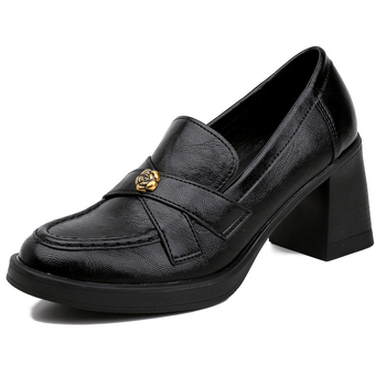 Mocasini femei – vârf rotund, deschidere adâncă, toc gros 6–8 cm, talpă din cauciuc, branț din piele naturală