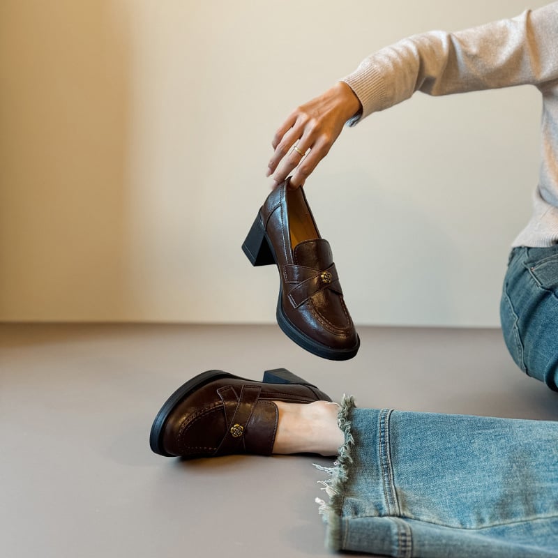 Mocasini femei – vârf rotund, deschidere adâncă, toc gros 6–8 cm, talpă din cauciuc, branț din piele naturală