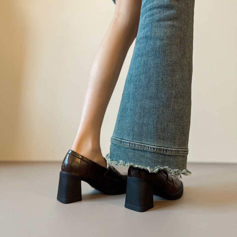 Mocasini femei – vârf rotund, deschidere adâncă, toc gros 6–8 cm, talpă din cauciuc, branț din piele naturală