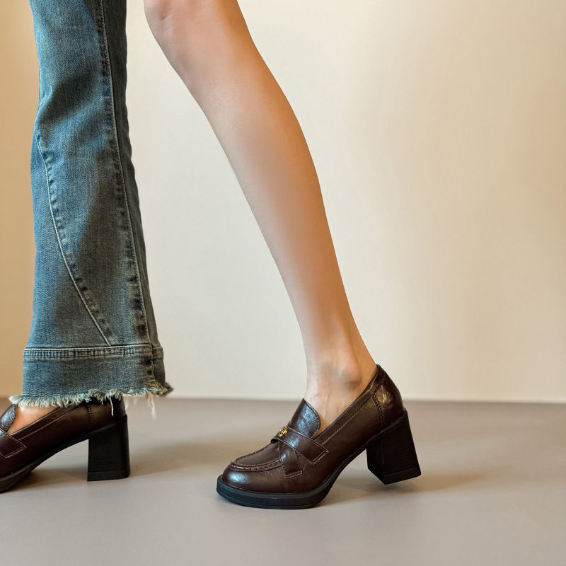 Mocasini femei – vârf rotund, deschidere adâncă, toc gros 6–8 cm, talpă din cauciuc, branț din piele naturală