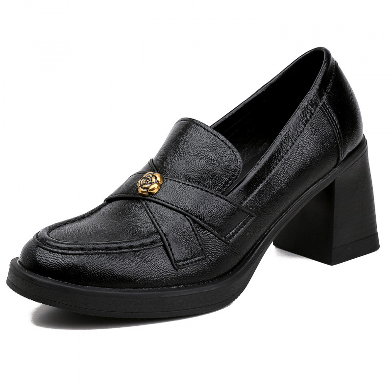 Mocasini femei – vârf rotund, deschidere adâncă, toc gros 6–8 cm, talpă din cauciuc, branț din piele naturală