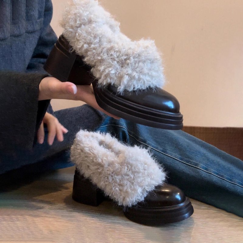 Loafers: gornji dio od teleće kože, 6–8 cm visok pet, gumena potplat, ulošak od prirodne kože