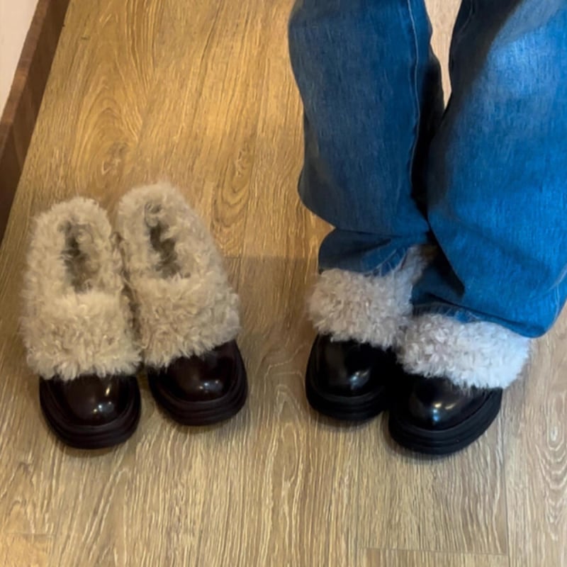 Loafers: gornji dio od teleće kože, 6–8 cm visok pet, gumena potplat, ulošak od prirodne kože