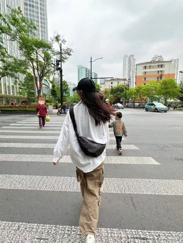 Geantă Dumpling din piele naturală, căptușeală din pânză, curea crossbody, fermoar, buzunar pentru telefon