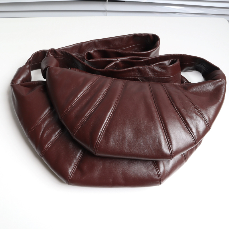 Geantă Dumpling din piele naturală, căptușeală din pânză, curea crossbody, fermoar, buzunar pentru telefon