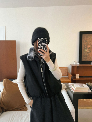 Top reversibil din blană de iepure Rex, fără mâneci, cu nasture magnetic și guler semi-înalt pentru toamnă-iarnă 2025