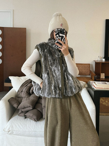 Top reversibil din blană de iepure Rex, fără mâneci, cu nasture magnetic și guler semi-înalt pentru toamnă-iarnă 2025