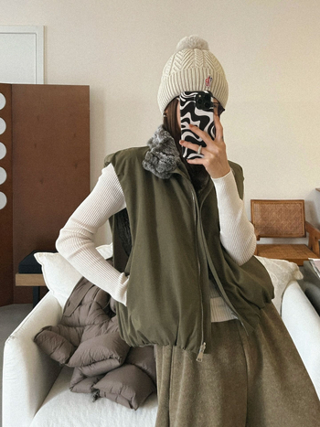 Top reversibil din blană de iepure Rex, fără mâneci, cu nasture magnetic și guler semi-înalt pentru toamnă-iarnă 2025