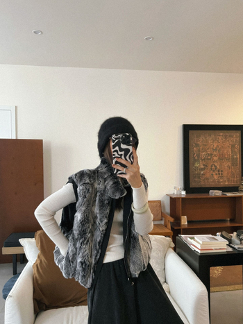 Top reversibil din blană de iepure Rex, fără mâneci, cu nasture magnetic și guler semi-înalt pentru toamnă-iarnă 2025