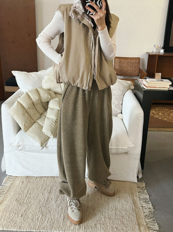 Top reversibil din blană de iepure Rex, fără mâneci, cu nasture magnetic și guler semi-înalt pentru toamnă-iarnă 2025