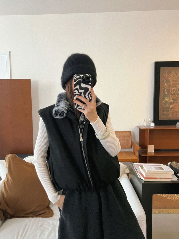 Top reversibil din blană de iepure Rex, fără mâneci, cu nasture magnetic și guler semi-înalt pentru toamnă-iarnă 2025