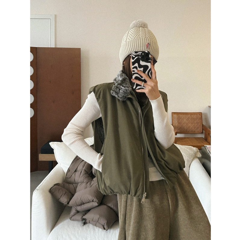 Top reversibil din blană de iepure Rex, fără mâneci, cu nasture magnetic și guler semi-înalt pentru toamnă-iarnă 2025