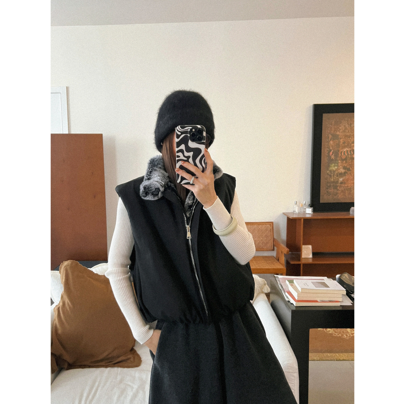 Top reversibil din blană de iepure Rex, fără mâneci, cu nasture magnetic și guler semi-înalt pentru toamnă-iarnă 2025