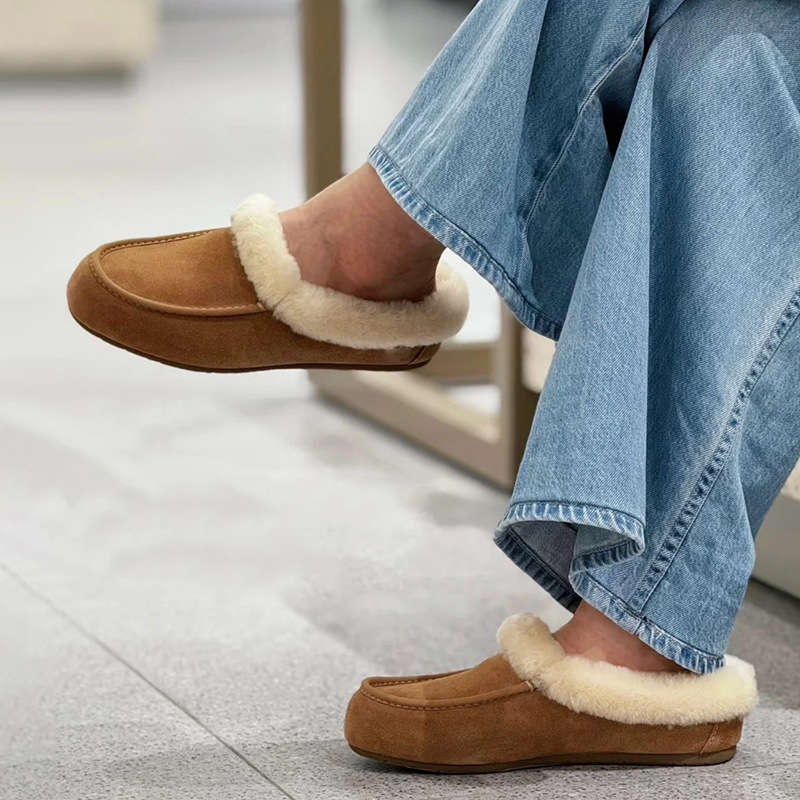 Loafers cu vârf drept, din pluș sintetic, căptușite cu lână artificială, talpă din cauciuc, toc plat redus