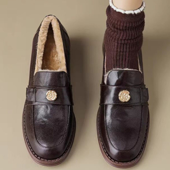 Loafers din piele de vițel primă calitate, căptușeală din piele de oaie, talpă din cauciuc, toc mic 1–3 cm, deschidere adâncă