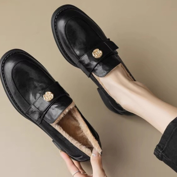 Loafers din piele de vițel primă calitate, căptușeală din piele de oaie, talpă din cauciuc, toc mic 1–3 cm, deschidere adâncă