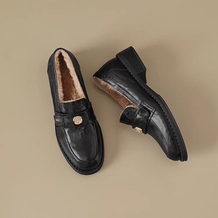 Loafers din piele de vițel primă calitate, căptușeală din piele de oaie, talpă din cauciuc, toc mic 1–3 cm, deschidere adâncă