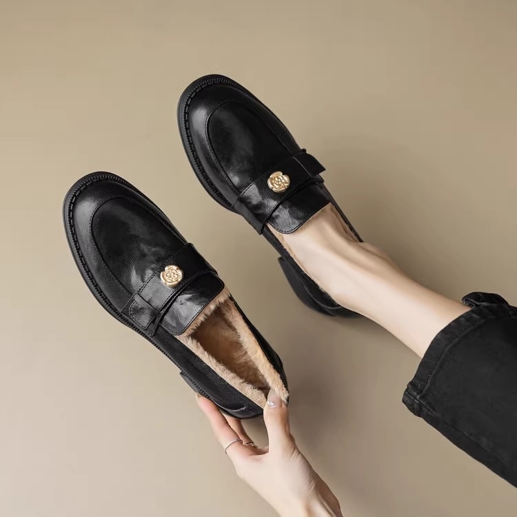 Loafers din piele de vițel primă calitate, căptușeală din piele de oaie, talpă din cauciuc, toc mic 1–3 cm, deschidere adâncă