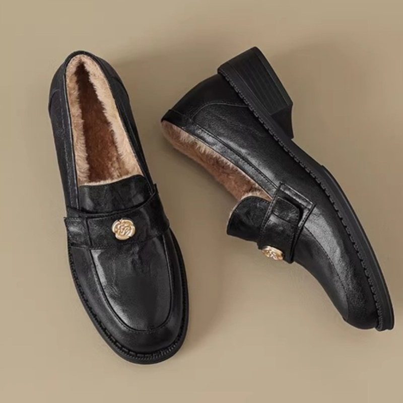 Loafers din piele de vițel primă calitate, căptușeală din piele de oaie, talpă din cauciuc, toc mic 1–3 cm, deschidere adâncă