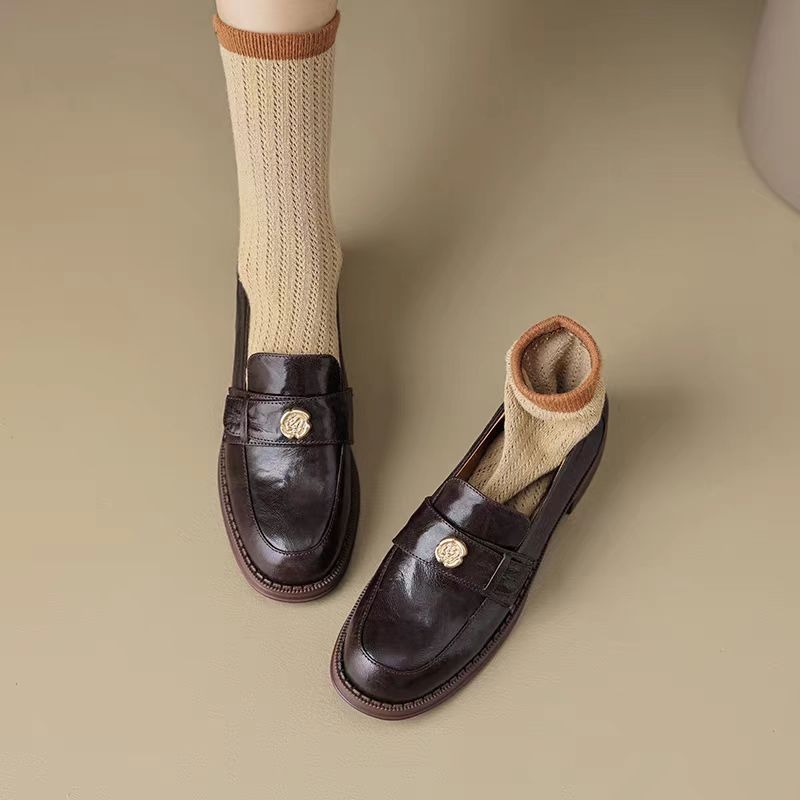 Loafers din piele de vițel primă calitate, căptușeală din piele de oaie, talpă din cauciuc, toc mic 1–3 cm, deschidere adâncă