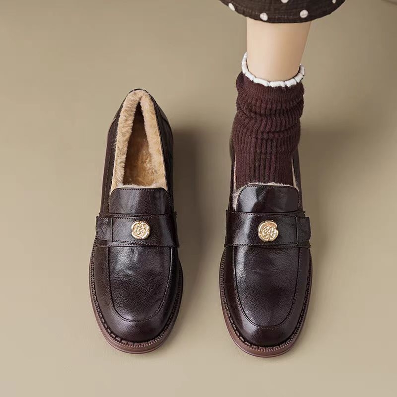 Loafers din piele de vițel primă calitate, căptușeală din piele de oaie, talpă din cauciuc, toc mic 1–3 cm, deschidere adâncă