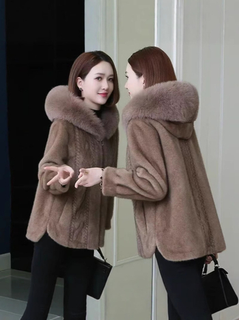 Palton de vizon pentru femei, croială scurtă pentru siluete mici, glugă cu blană de vulpe, îmbinare piele și blană, stil vedetă