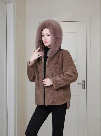 Palton de vizon pentru femei, croială scurtă pentru siluete mici, glugă cu blană de vulpe, îmbinare piele și blană, stil vedetă