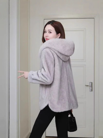 Palton de vizon pentru femei, croială scurtă pentru siluete mici, glugă cu blană de vulpe, îmbinare piele și blană, stil vedetă