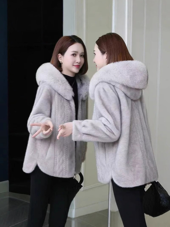 Palton de vizon pentru femei, croială scurtă pentru siluete mici, glugă cu blană de vulpe, îmbinare piele și blană, stil vedetă